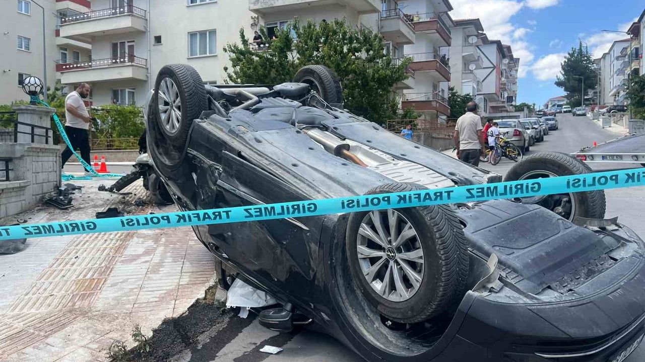 Çorum’da kavşakta iki araç çarpıştı; cip takla attı