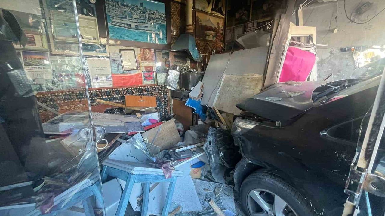 Çorum'da minibüs park halindeki araçlara çarptı, iş yerine girdi