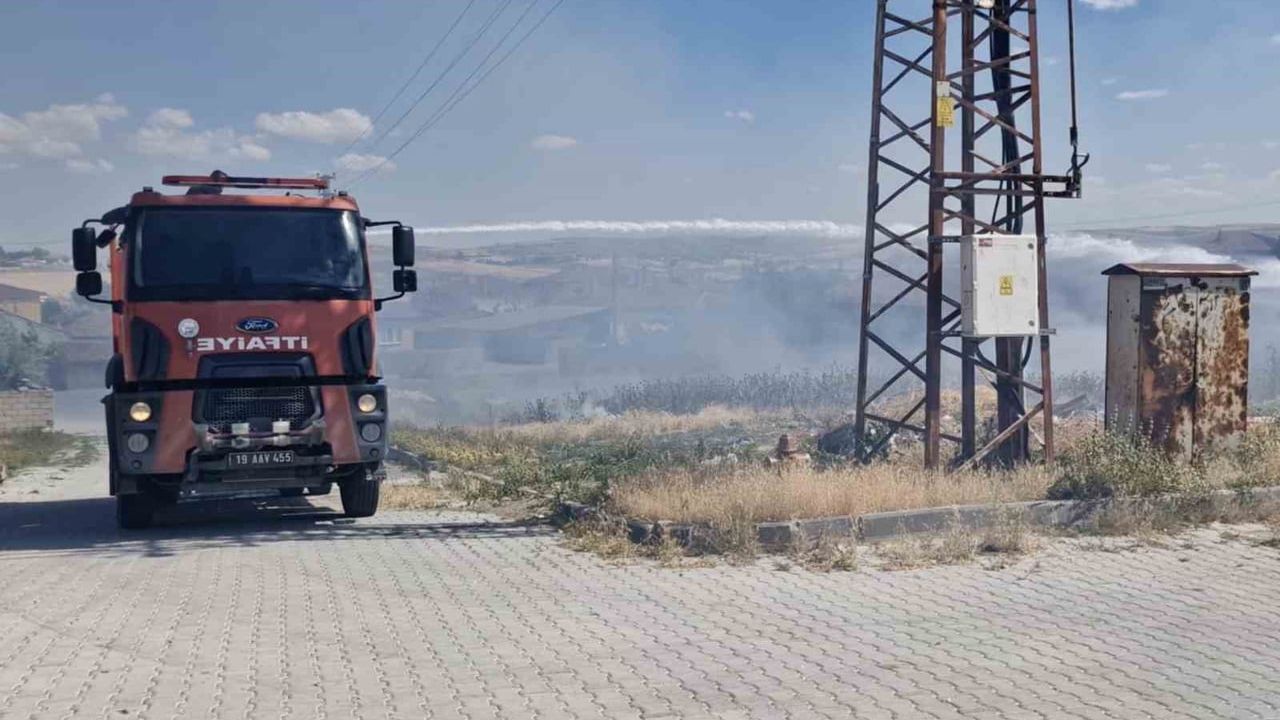 Çorum’da örtü yangını itfaiye tarafından söndürüldü