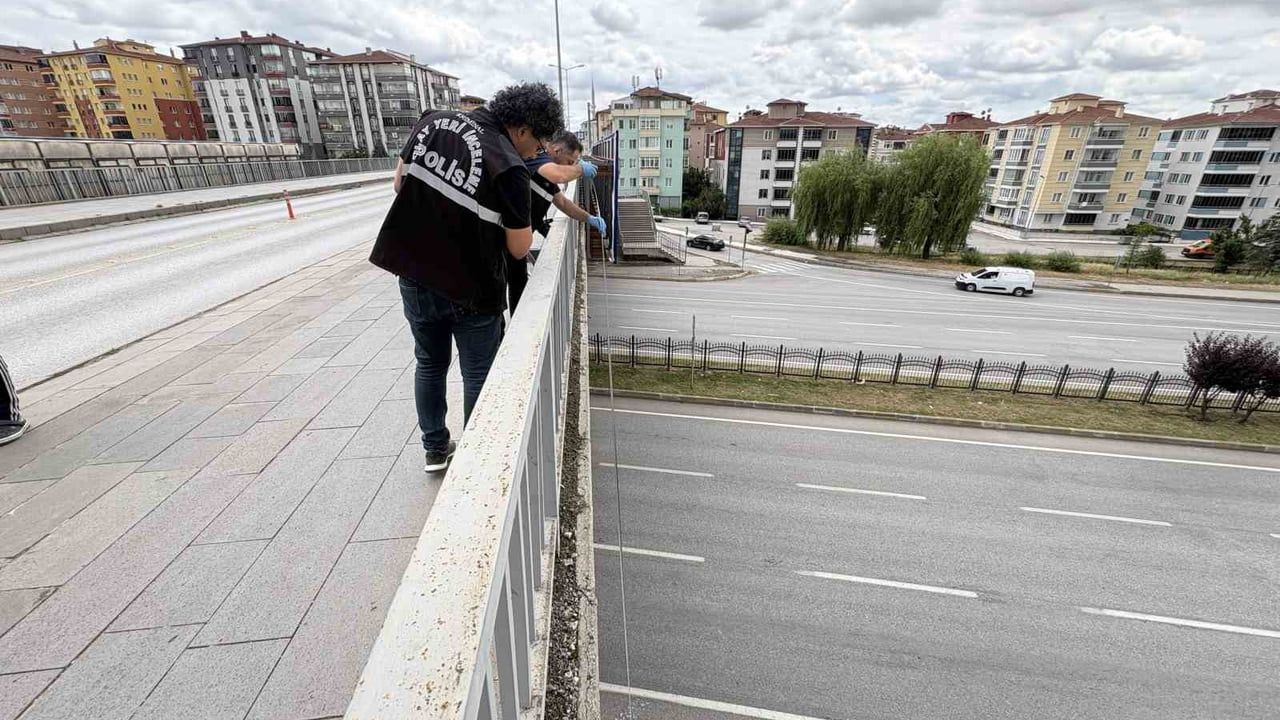 Çorum'da Osmancık üst geçidinden 9 metreye düşen kadın hastaneye kaldırıldı