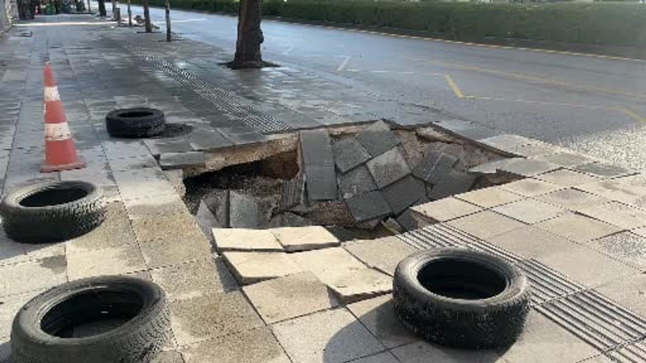 Çorum'da sağanak sonrası kaldırımda göçük, yaya güzergahı tehlikede