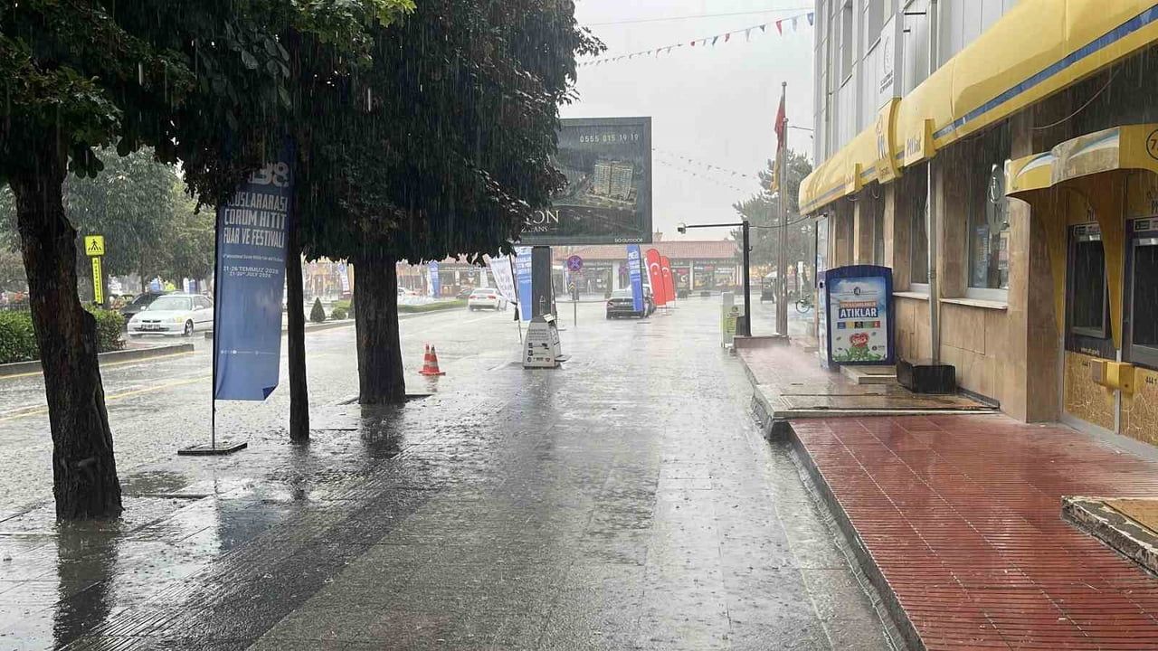 Çorum’da turuncu kod uyarısı sonrası sağanak yaşamı etkiledi