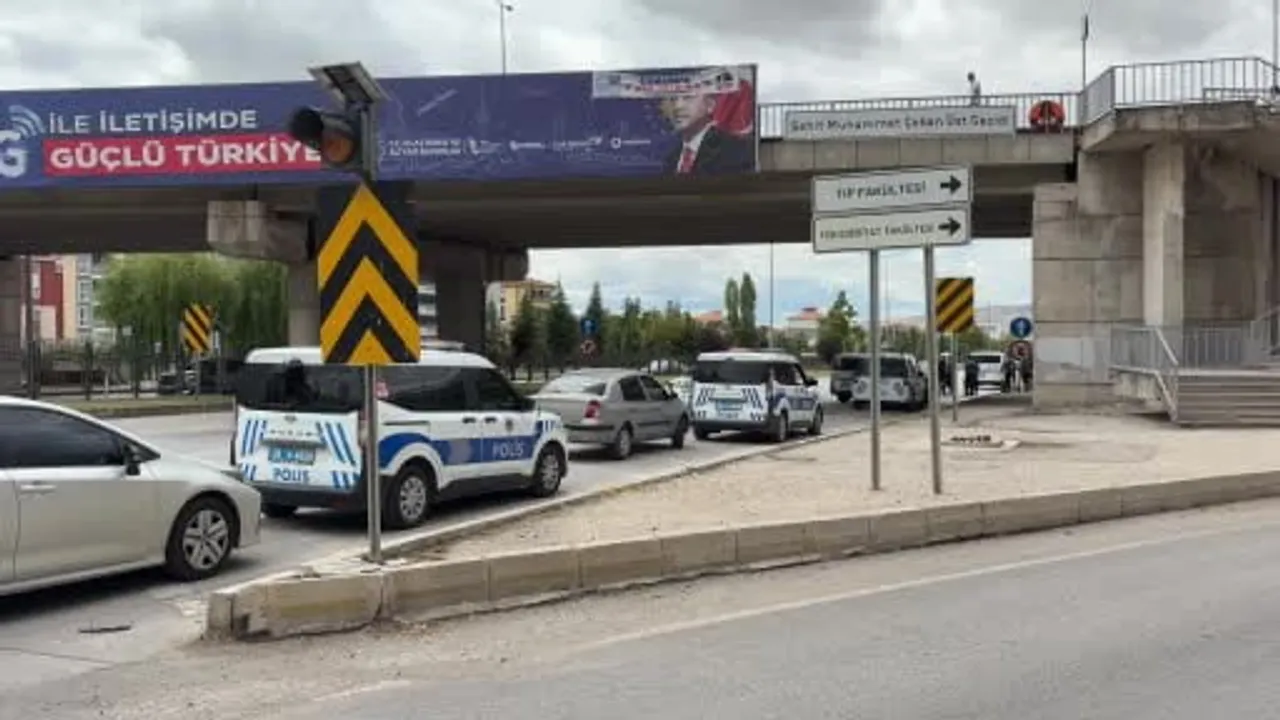 Çorum’da üst geçitten atlayan 27 yaşındaki kadın yaralandı