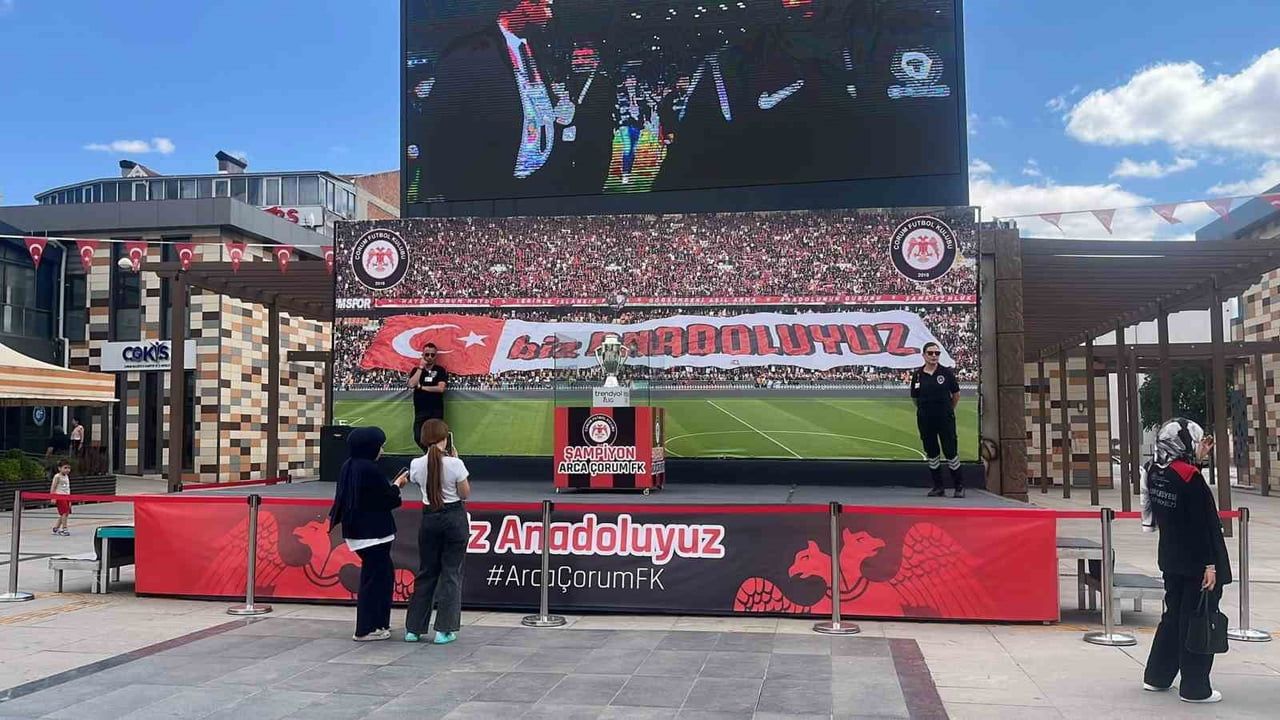 Çorum FK kupasını kent meydanında taraftarlarla buluşturdu