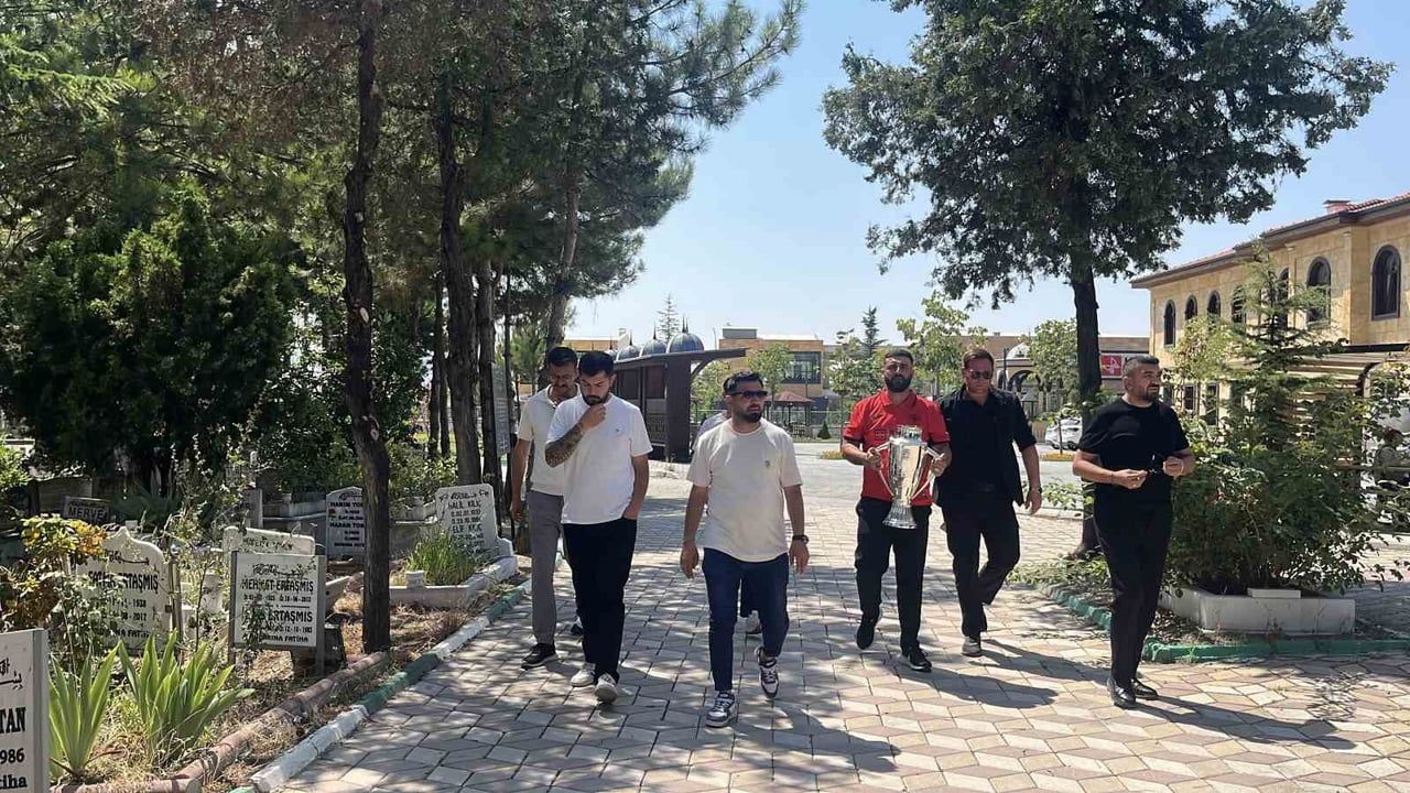 Çorum FK'nın şampiyonluk kupası Kemal Bolat'ın kabrine götürüldü