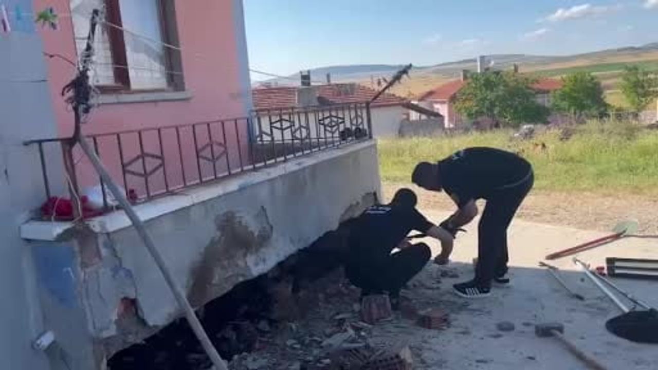 Çorum'un Alaca ilçesinde ev duvarına giren yılan itfaiye ekiplerince yakalandı