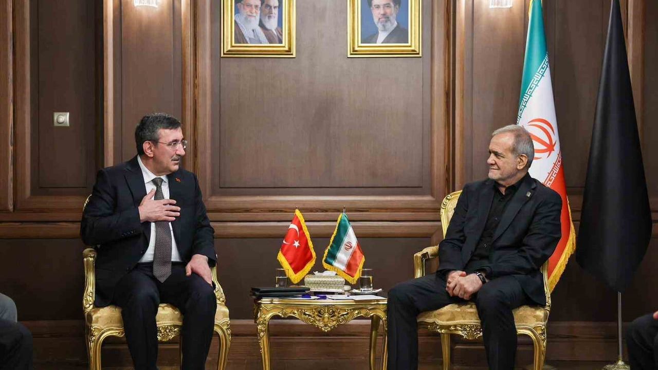 Cumhurbaşkanı yardımcısı Cevdet Yılmaz Tahran’da Mesud Pezeşkiyan ile görüştü