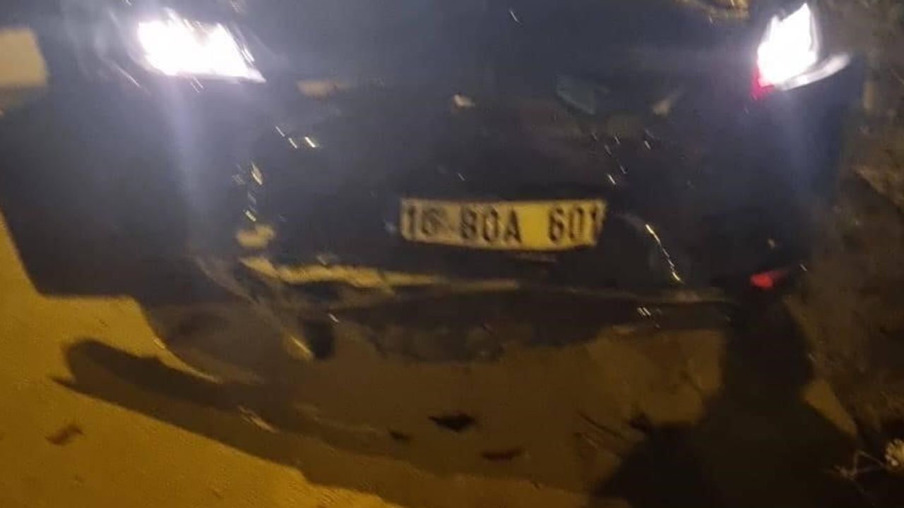 D-650'de gece yarısı çarpışma: park halindeki araca çarpan otomobilde iki yaralı