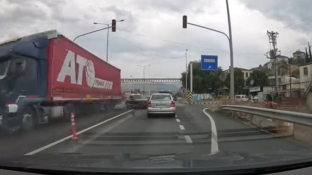 D-650'de kontrolsüz çıkan otomobil tıra çarpıp bariyerlere savruldu