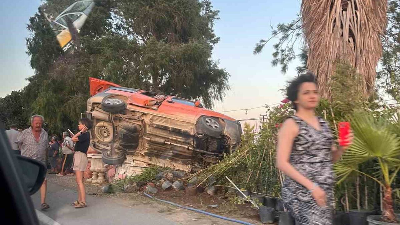 Datça'da devrilen araç iş yerlerine metreler kala durdu