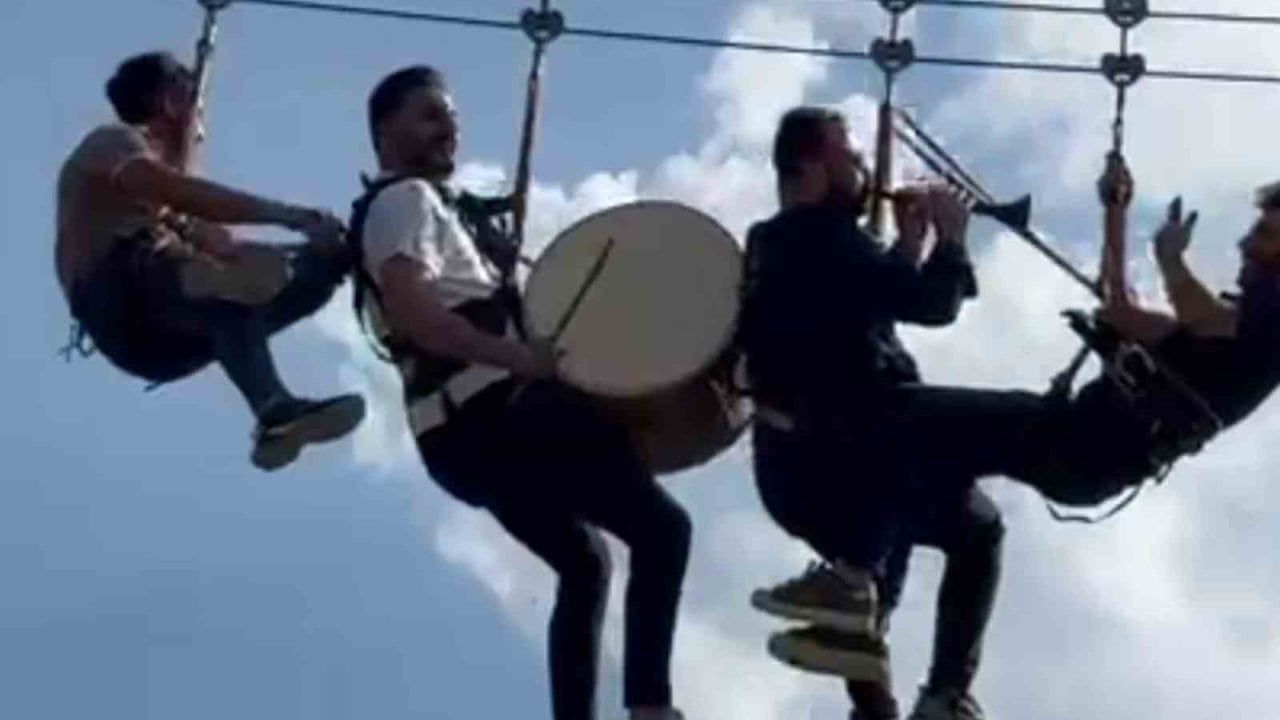 Davul zurnayla zipline keyfi Tortum Gölü'nde