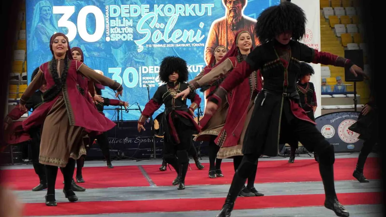 Dede Korkut şöleni'nde 11 ülkeden 15 ekip sahne aldı