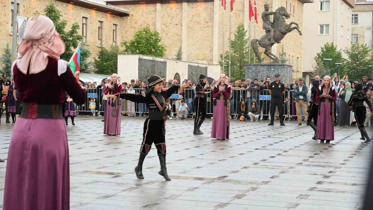 Dede Korkut şölenleri'nde halk dansları ve müzik gösterileri ilgi gördü