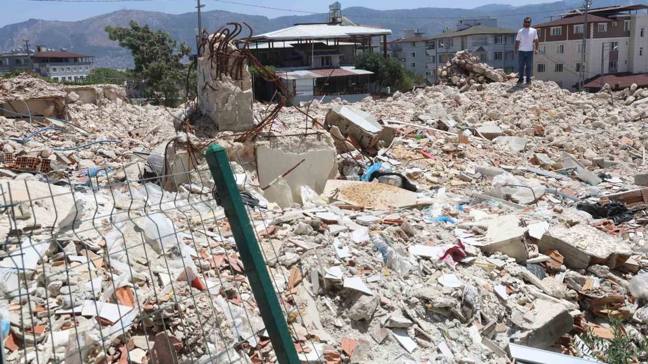 Defne'de 300 bin lira ödediklerini iddia eden sakinler molozların kaldırılmasını istiyor