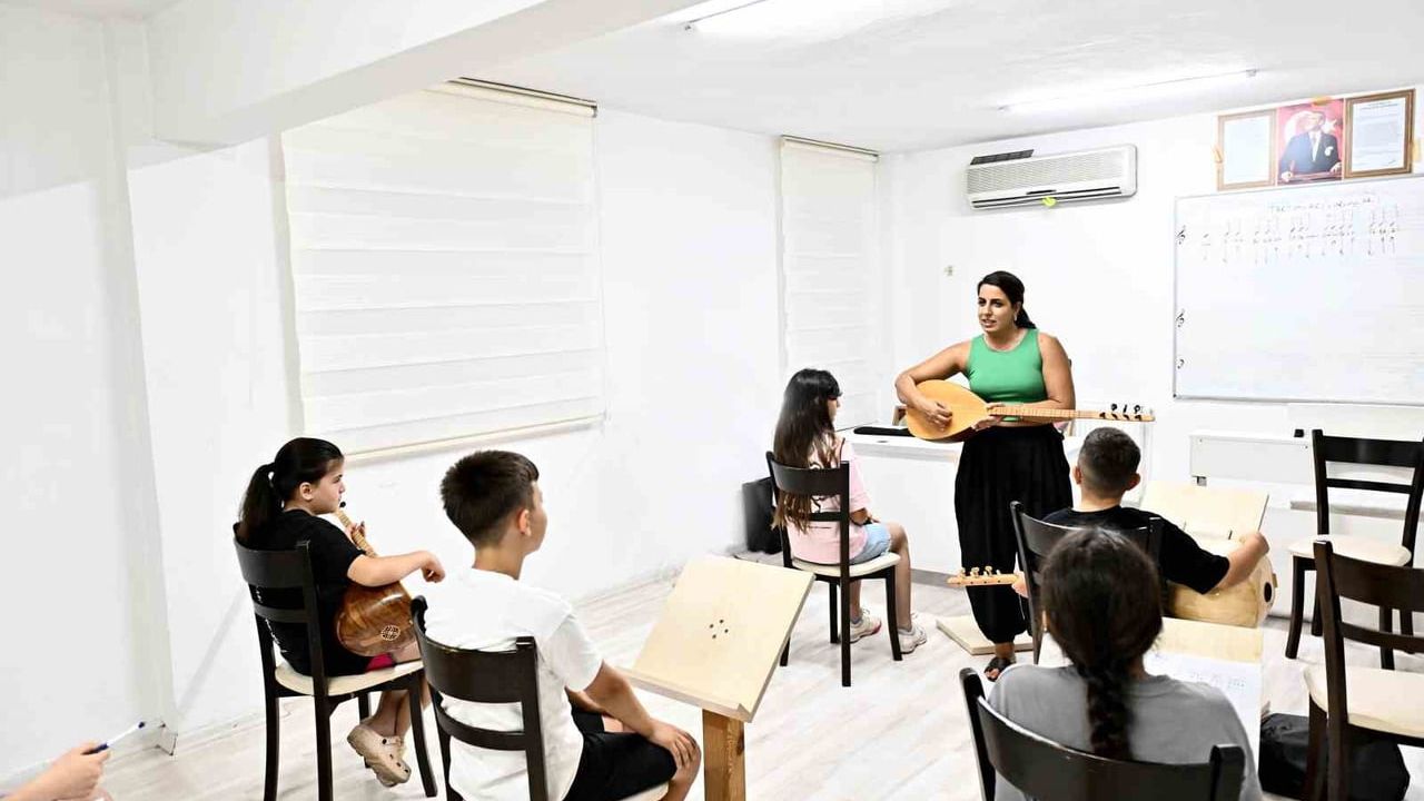 Değirmenönü'nde bağlama sesi gençlerin yazını dolduruyor
