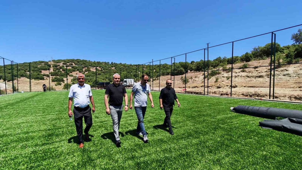 Demirci'de 11 kırsal mahalleye 20x40 metre halı saha yatırımı