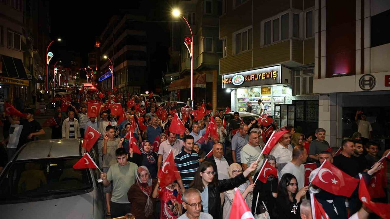 Demirci'de 15 Temmuz anma etkinlikleri: yürüyüş, sergi ve demokrasi nöbeti