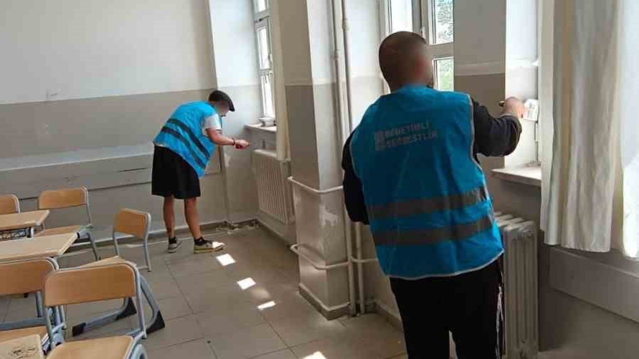 Denetimli serbestlik yükümlüleri Cemal Mümtaz Sosyal Bilimler Lisesi'nde tadilat ve temizlik çalışması başlattı