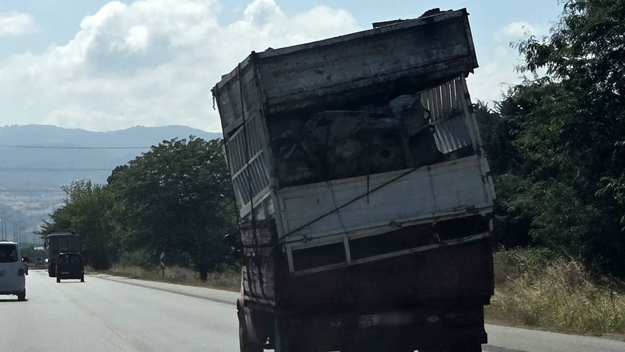 Dengesiz yük kamyoneti trafikte tehlike oluşturdu