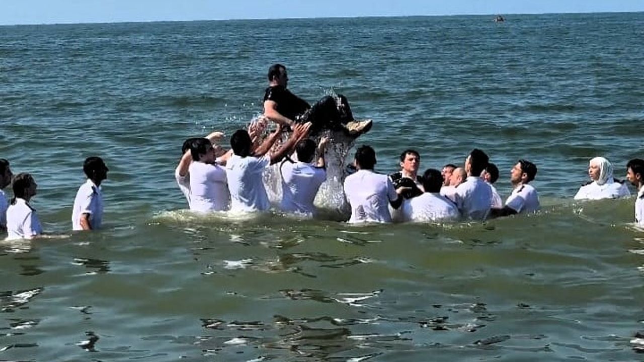 Denizcilik öğrencileri açık deniz stajına geleneksel törenle uğurlandı