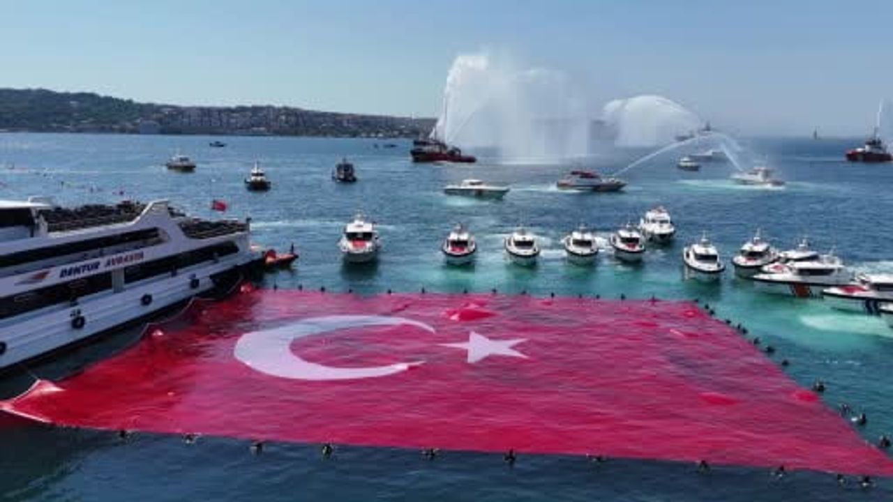 Denizcilik ve kabotaj bayramı’nın 100. yılı: İstanbul Boğazı’nda dev bayrak ve 15 gemiyle selam