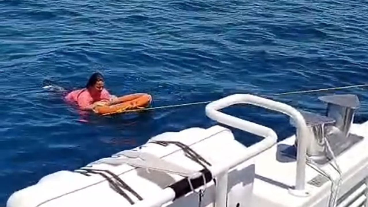 Denizde açığa sürüklenen kadın deniz polisi tarafından kurtarıldı