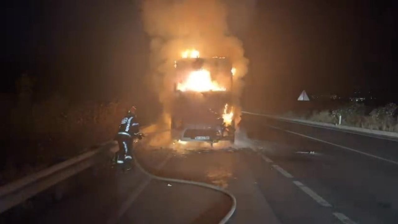 Denizli'de seyir halindeki tırın motor kısmı yandı
