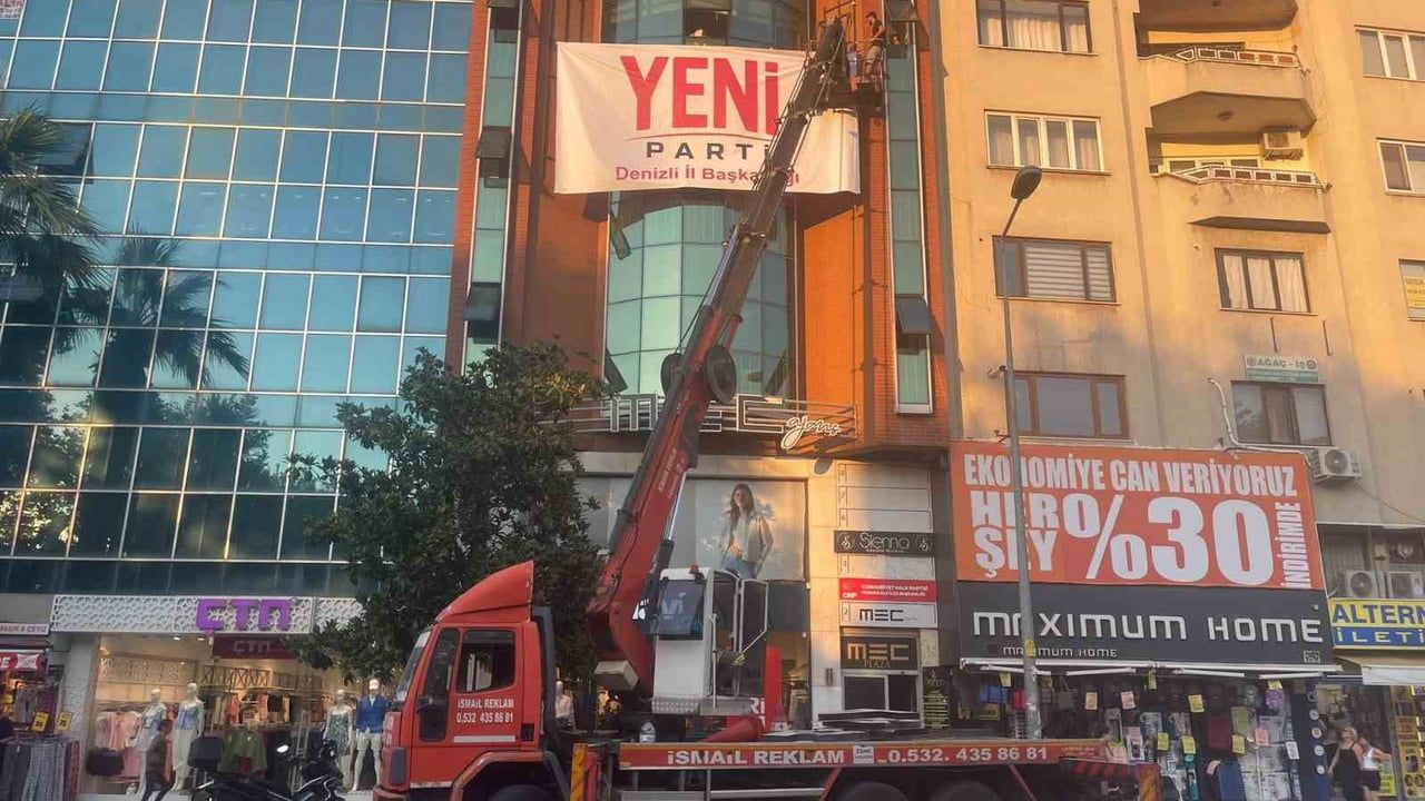 Denizli'de siyaset sahnesine yeni işaret: Yeni Parti il binasına tabela asıldı