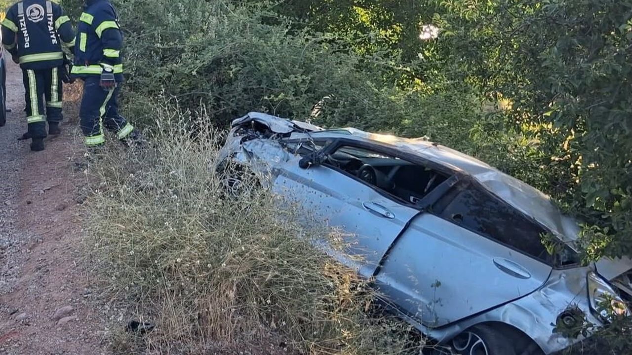 Denizli'nin Tavas ilçesinde şarampole devrilen otomobilin sürücüsü yaşamını yitirdi