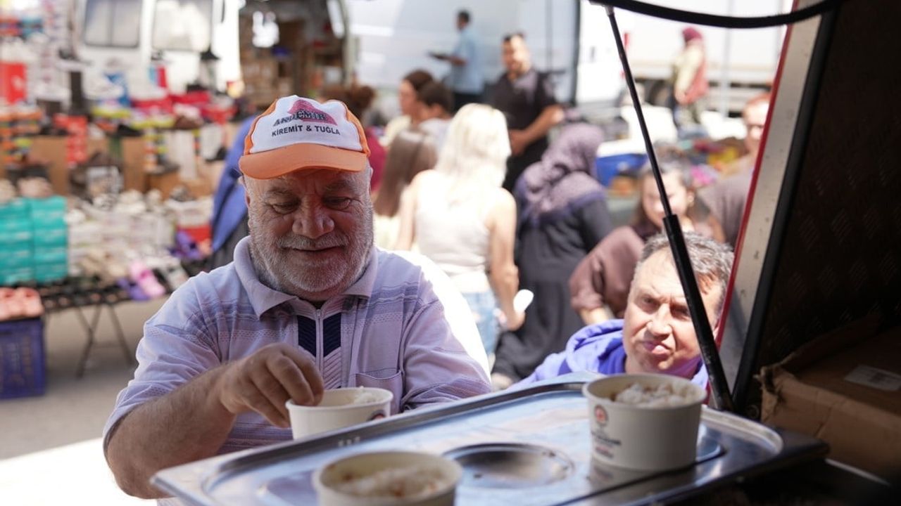 Denizli pazarlarında mobil ikram ve bando sürprizi