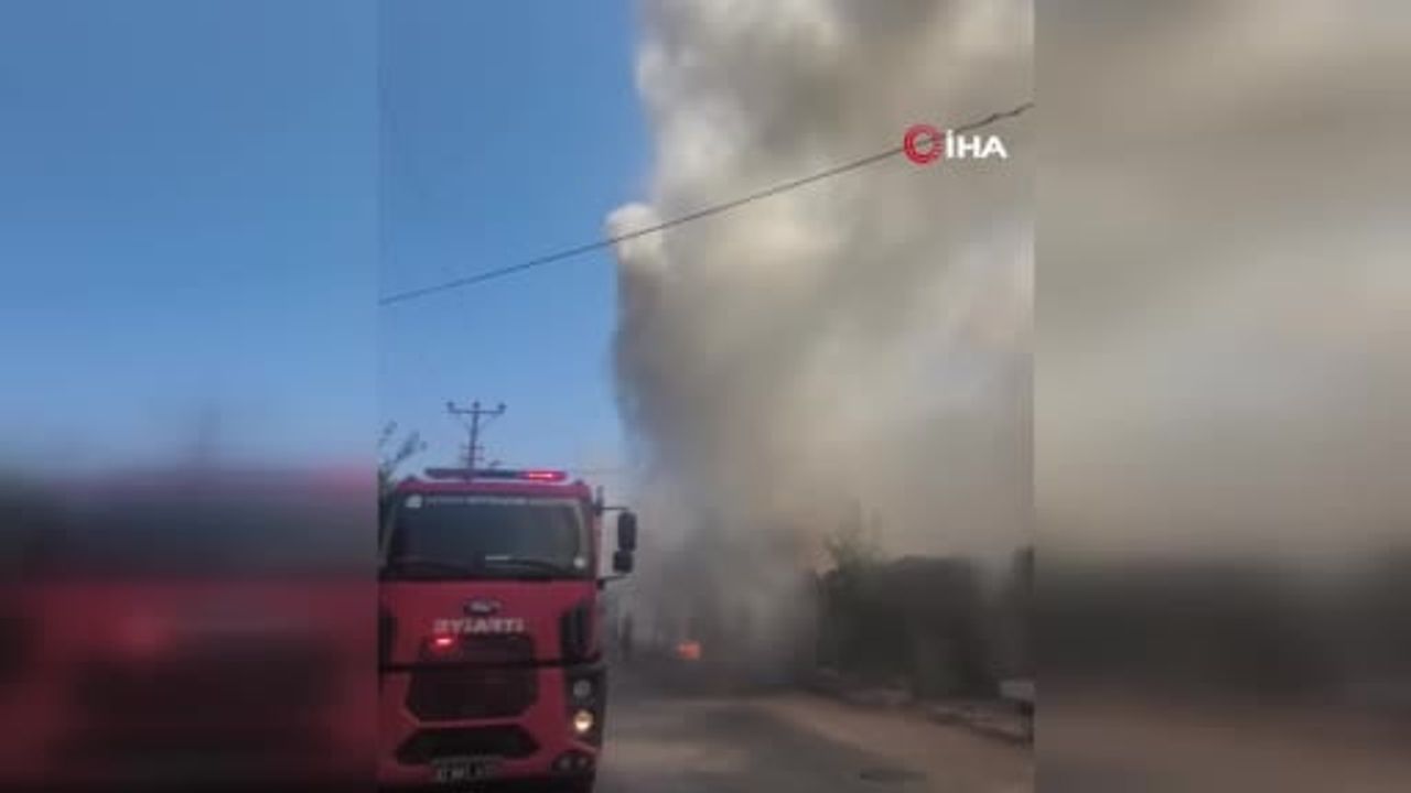Depo olarak kullanılan işyeri Antalya'da yandı, dumanlar gökyüzünü kapladı