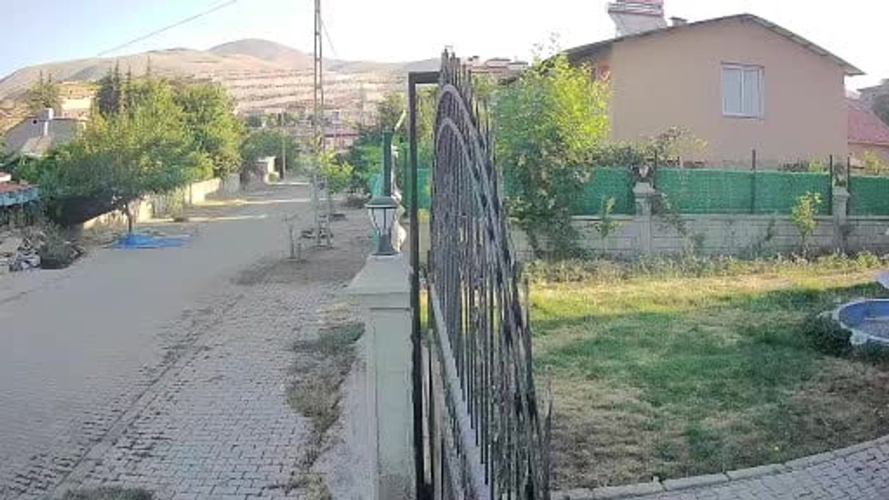 Deprem anı kameralara yansıdı