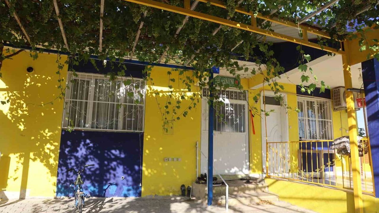 Deprem sonrası yeni evini Fenerbahçe renklerine boyayan Kumlu sakini