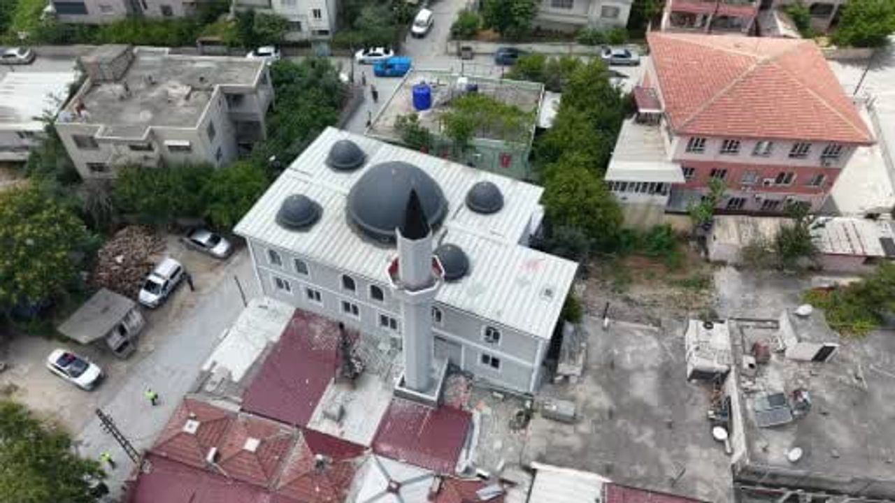 Depremin ardından inşa edilen 131. cami dualarla ibadete açıldı