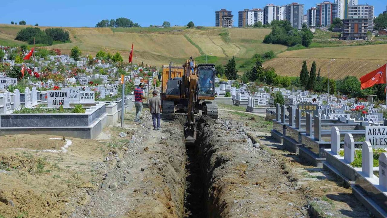 Derecik Şehir Mezarlığı'nda heyelan sonrası iyileştirme çalışmaları sürüyor