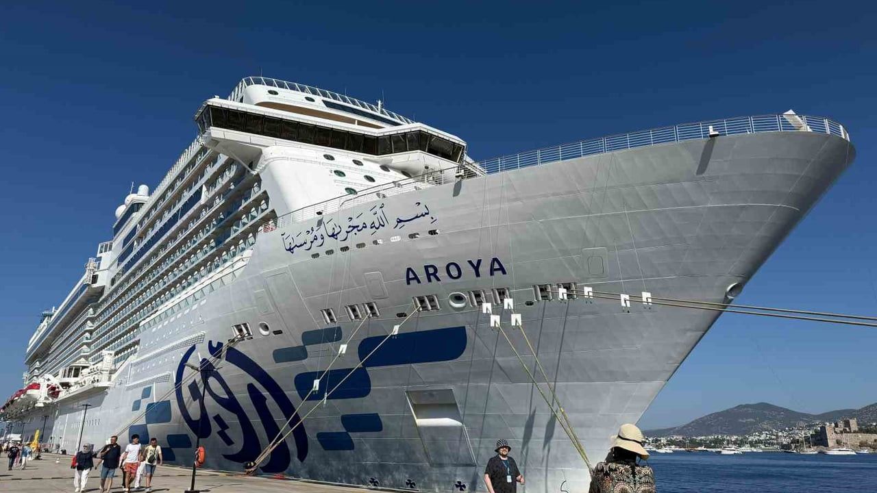 Dev kruvaziyer Bodrum'a demirledi