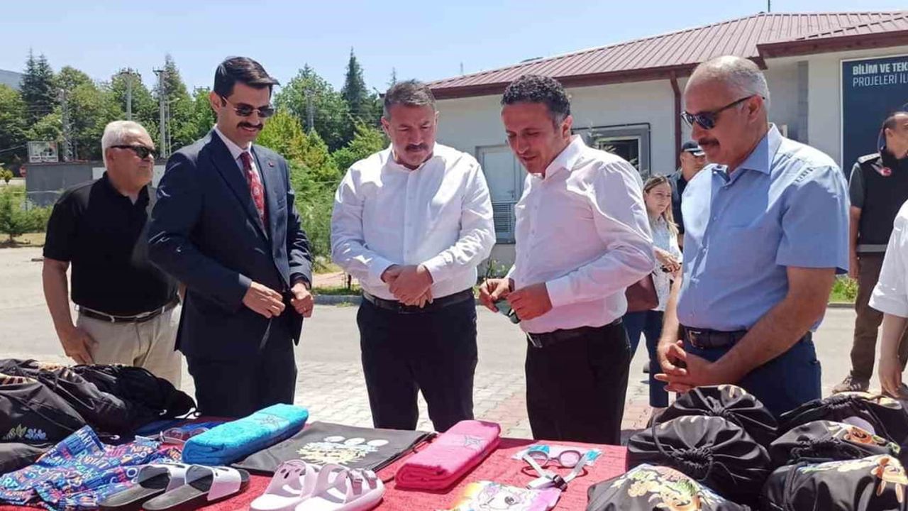 Devrek’te öğrencilere havuz malzemeleri hediye edildi