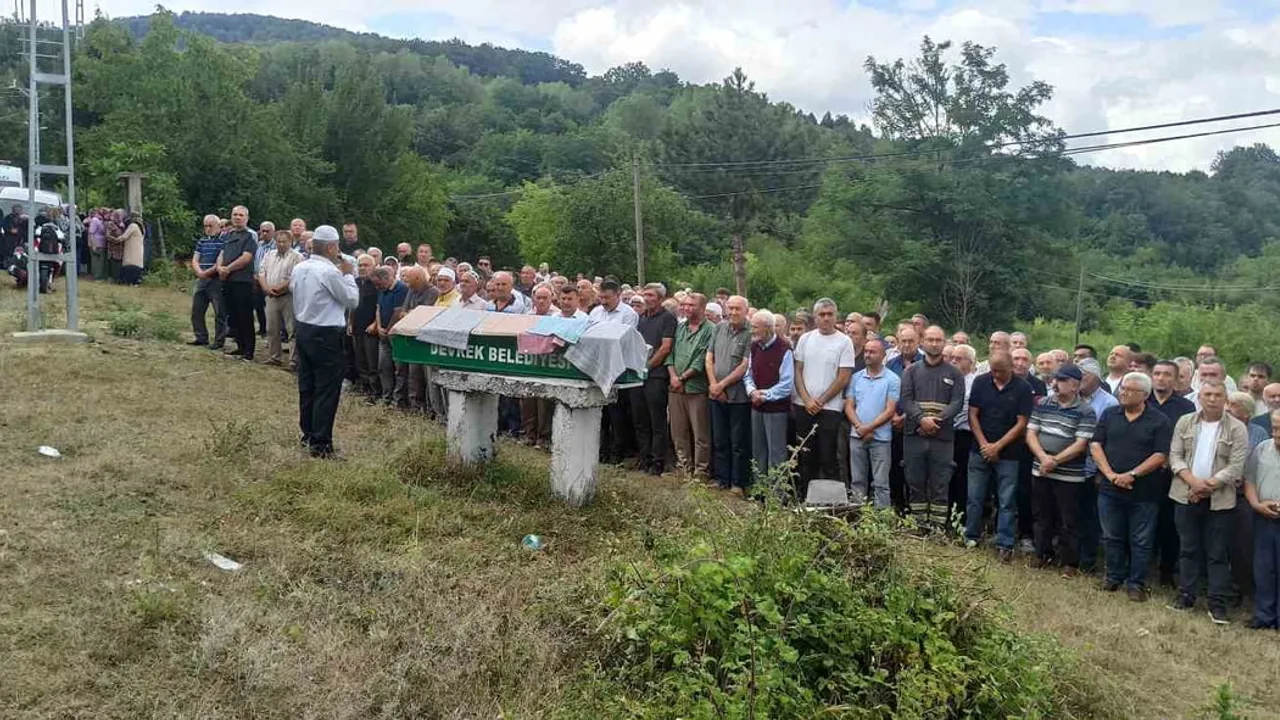 Devrek'te trafik kazasında yanarak hayatını kaybeden sürücü gözyaşlarıyla defnedildi