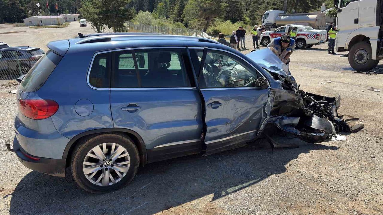 Devrekani kara yolunda çarpışma: otomobildeki dört kişi yaralandı