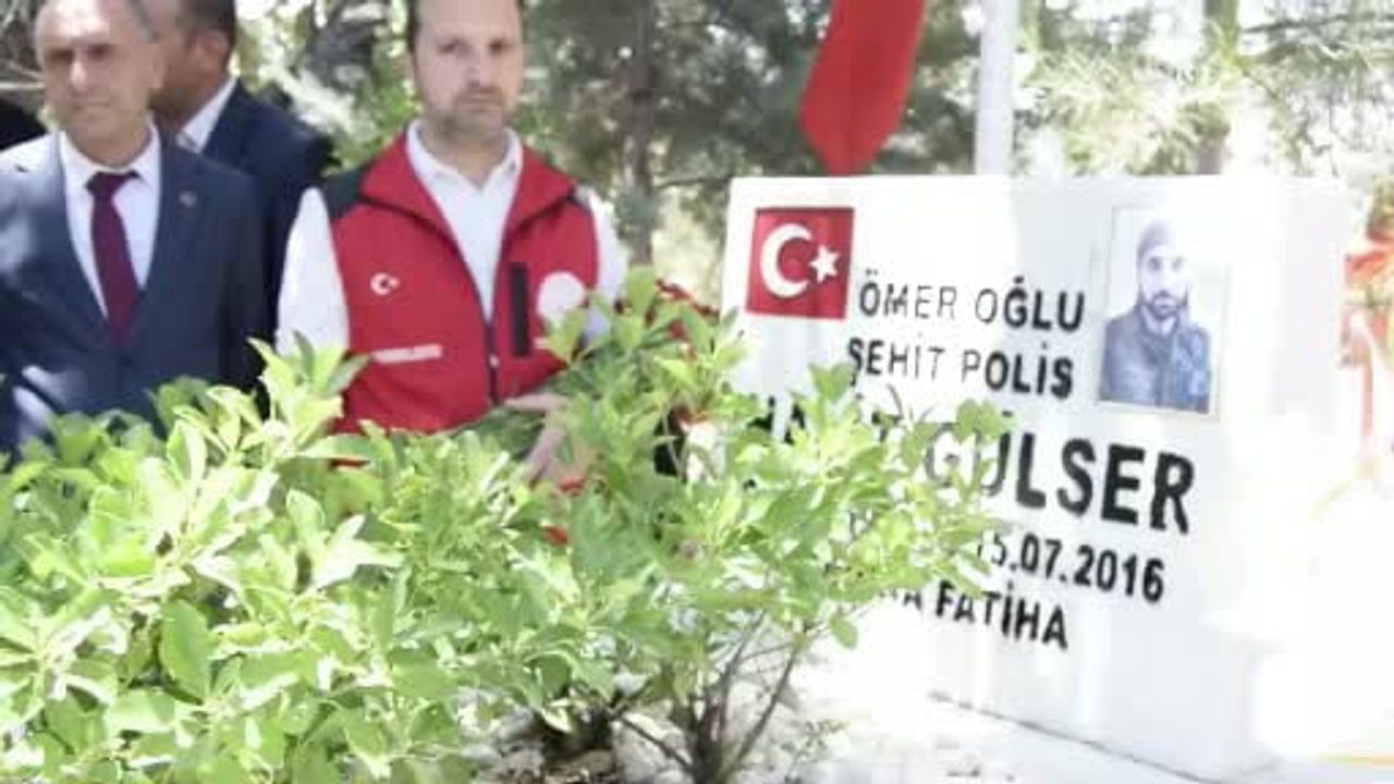 Dicle'de 15 Temmuz şehitleri kabirleri başında anıldı