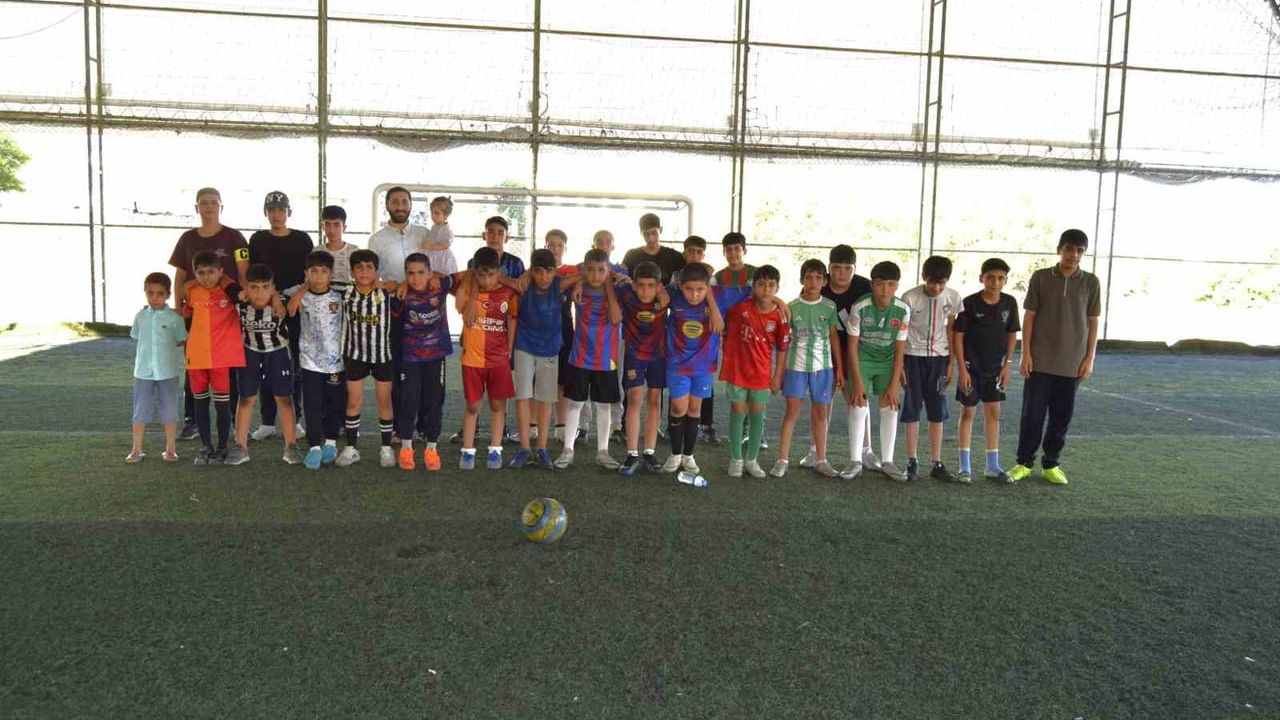 Dicle'de gençler cami eğitimini sahaya taşıdı: Kur'an kursları arası futbol turnuvası