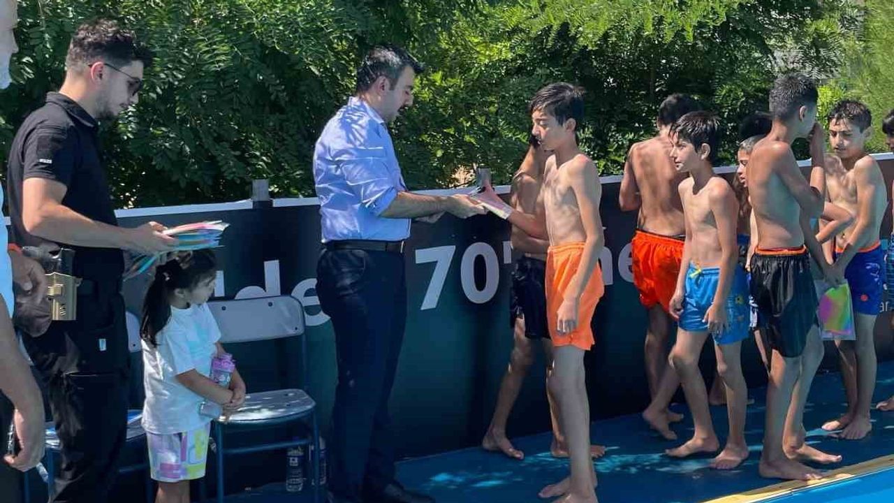 Dicle'de portatif havuzda yüzme öğrenen çocuklar kaymakamla buluştu