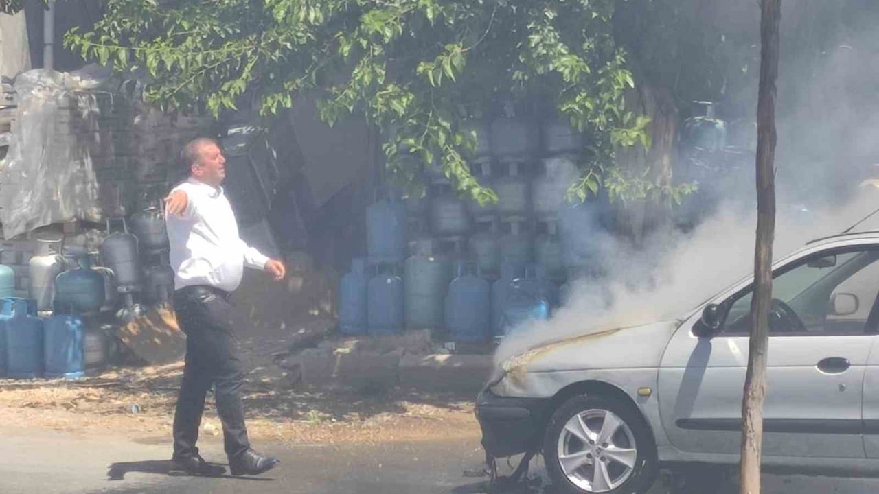 Dicle'de seyir halindeki otomobil motor bölümünde patlayıp yandı