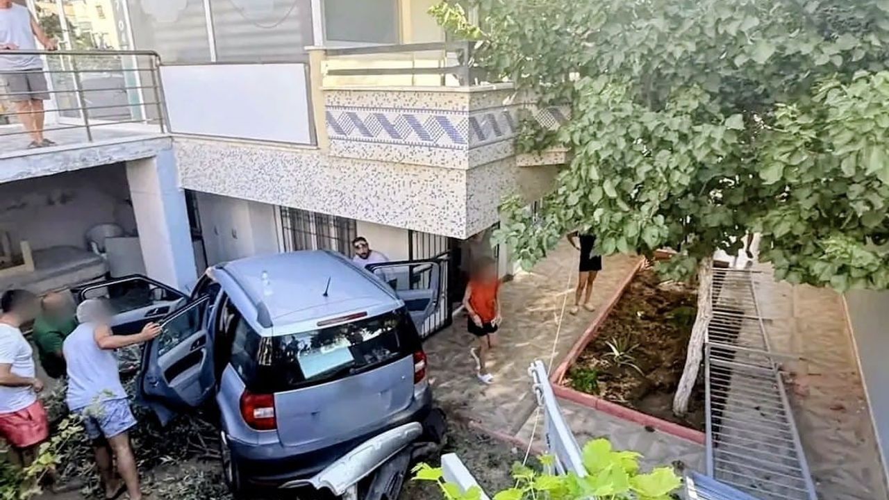 Didim'de araç apartman bahçesine uçtu