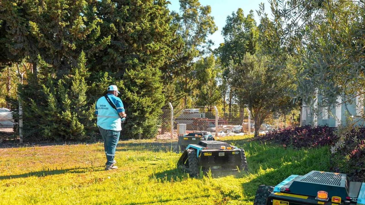 Didim'de çim bakımında robot denemesi: belediye teknolojiyi sahaya taşıyor