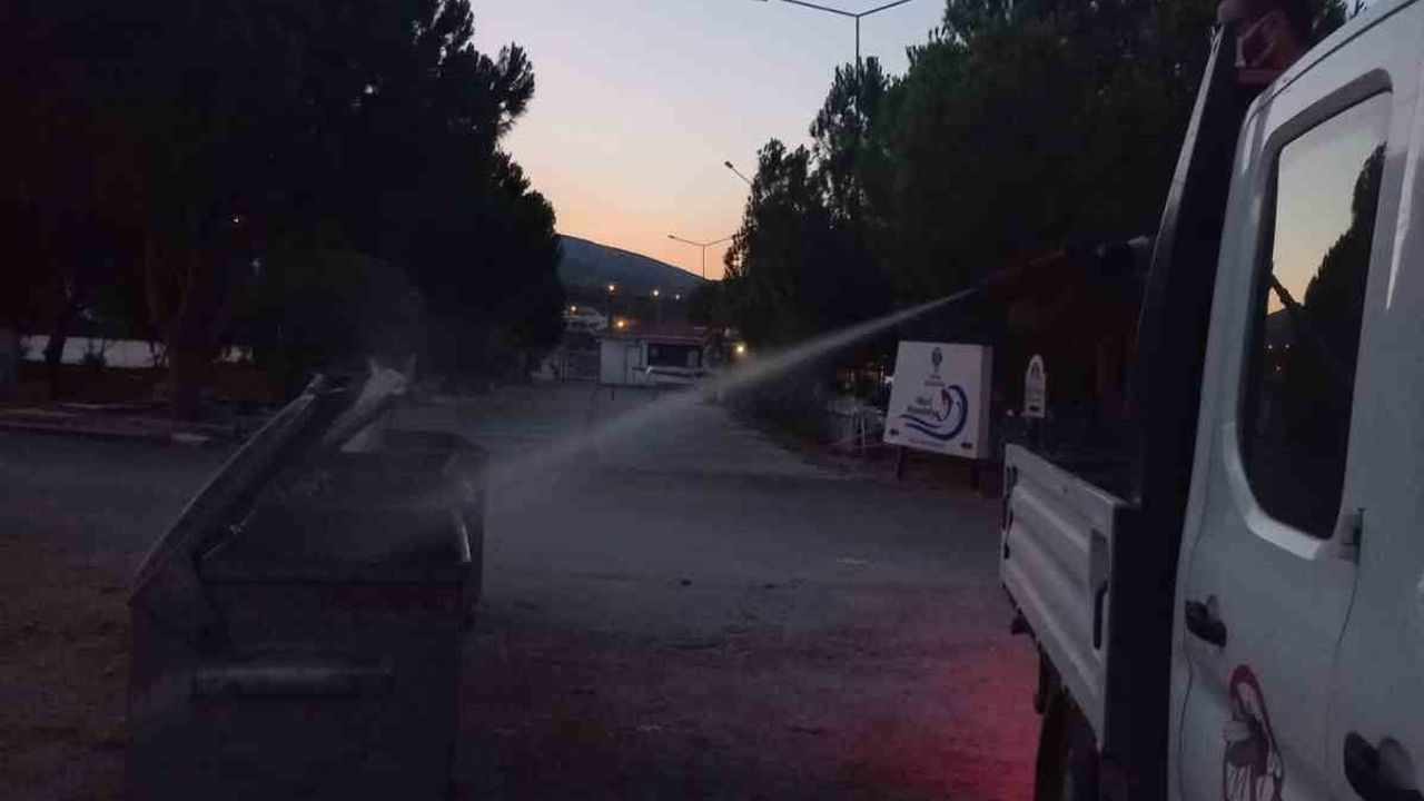 Didim'de sokaklardan parklara gece gündüz ilaçlama çalışması sürüyor