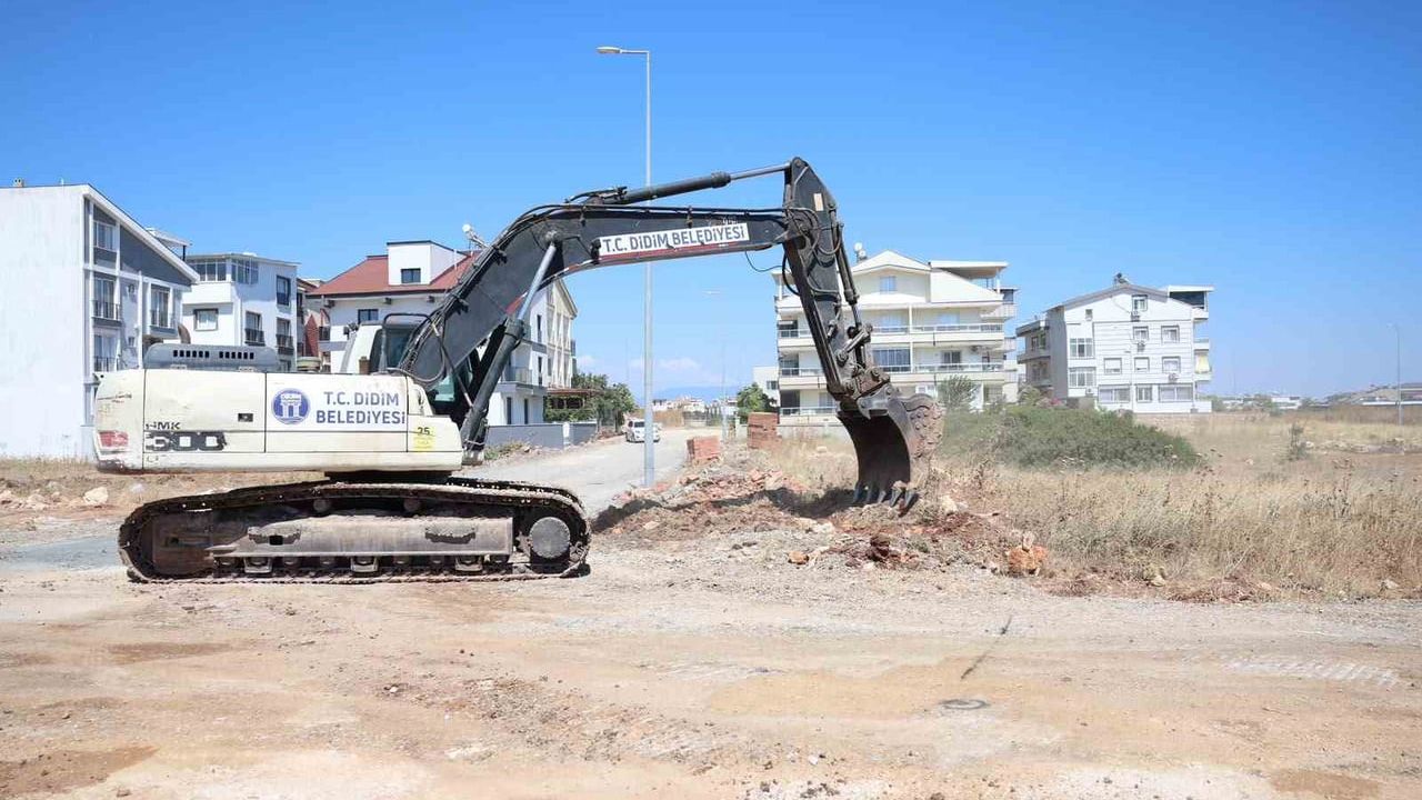 Didim’de yol çalışmaları devam ediyor