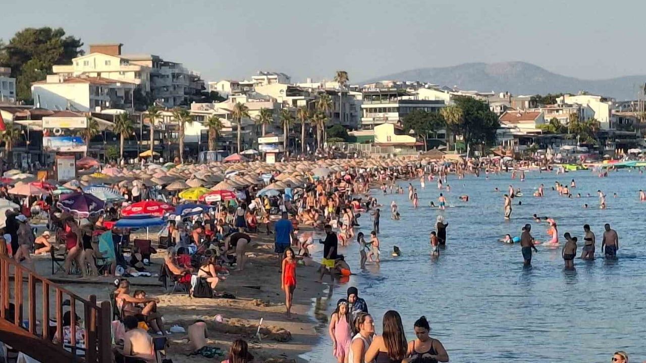Didim'in kıyıları sıcak havada akın eden tatilcilerle canlandı