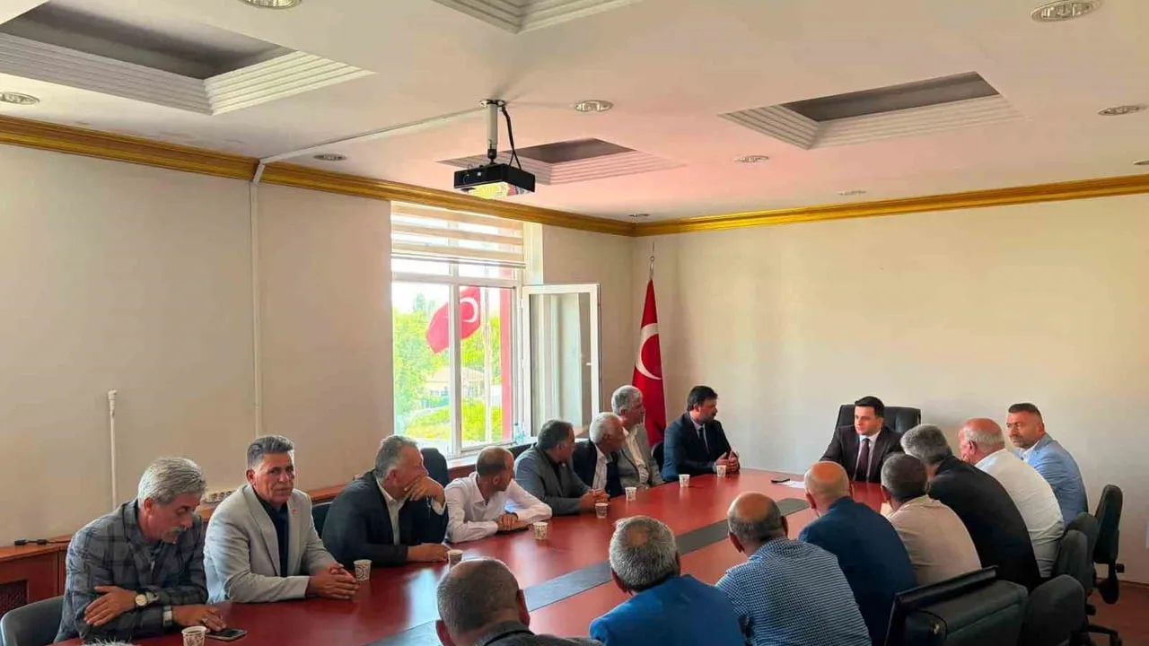 Digor’da köy sorunları masaya yatırıldı: kaymakam Zengin muhtarlarla bir araya geldi