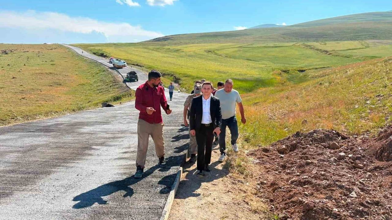 Digor'da yeni kaymakam sahaya inerek köy yollarını denetledi